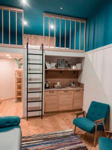 een woonkamer met een hoogslaper en een keuken bij Ptcholkin's apartments in Lviv