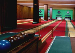 a bowling alley with pins and balls on the lanes at Landhaus Begatal in Dörentrup