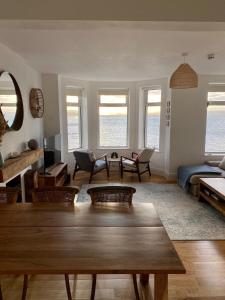 uma sala de estar com mesa e cadeiras em The Promenade, Portstewart em Portstewart