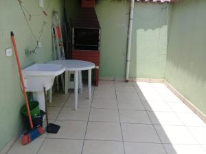 a bathroom with a sink and a tiled floor at Linda casa ! in Mongaguá