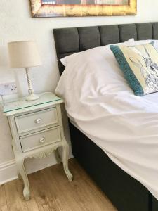 A bed or beds in a room at Highfield Guesthouse 