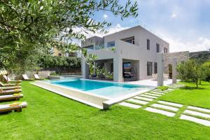 Bazén v ubytovaní Sissy Luxury Villa Chania alebo v jeho blízkosti