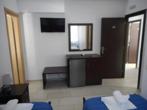 Habitación de hotel con lavabo y espejo en Anatoli, en Agia Pelagia - Citera