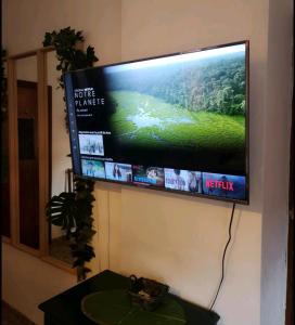 Una televisión o centro de entretenimiento en Cosy Studio +netflix+24h entry+silent air conditionning