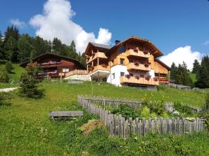 una casa su una collina con una recinzione di Lüch Picedac a La Valle