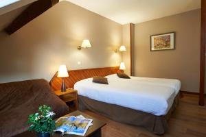 Krevet ili kreveti u jedinici u okviru objekta Logis Hôtel Le Belle Rive