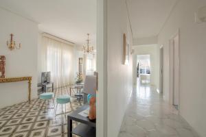 uma sala de estar com lareira e uma sala de jantar em La Conca dei Sogni em Sorrento