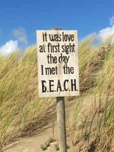 a sign that says it was love at first sight the day i met the beach at ZeeBedStay in Noordwijk aan Zee