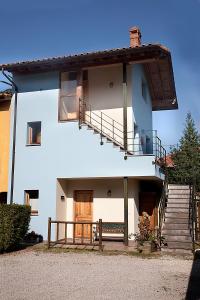 Casa blanca grande con escaleras y balcón en Apartamentos Cuevas del Mar en Nueva de Llanes