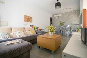 sala de estar con sofá y mesa en Playa Wifi AA Limpieza, en Torrox Costa