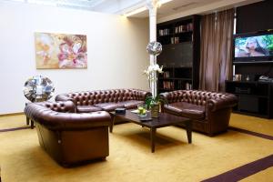 ein Wohnzimmer mit 2 Ledersofas und einem Couchtisch in der Unterkunft MyPlace - Premium Apartments City Centre in Wien
