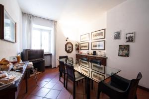 jadalnia ze szklanym stołem i krzesłami w obiekcie La Gare B&B Fiera w mieście Magenta