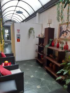 a living room with a couch and a table at Hospedaria Cambuci Unidade Ipiranga in Sao Paulo