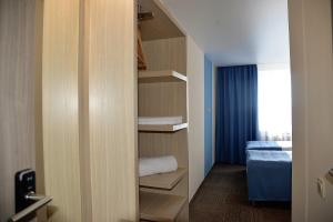Un pat sau paturi într-o cameră la Svytyaz Hotel