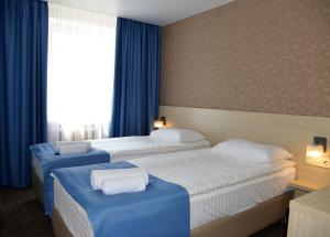 Un pat sau paturi într-o cameră la Svytyaz Hotel