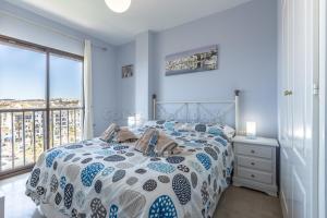 Un dormitorio con una cama y una ventana grande. en marina duquesa 256, en Manilva 27 fotos más