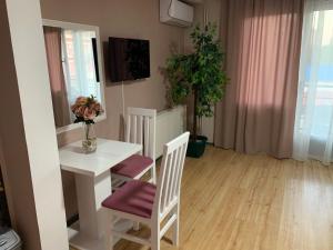 a small white table and chairs in a room at La Apartamento Centroom in Jagodina