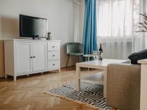 uma sala de estar com televisão num armário branco em Business and Travel Central Apartment em Timisoara