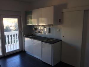 Kuchyň nebo kuchyňský kout v ubytování Apartments Madzari - Ciovo - Pool