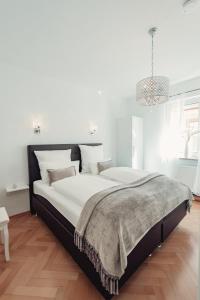 BopfingenにあるHotel Da Feliceの白いベッドルーム(毛布付きの大型ベッド1台付)