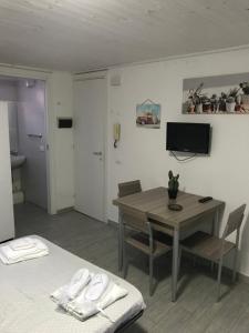 Pokój ze stołem, biurkiem, stołem i krzesłami w obiekcie Casa Nicolina w mieście Palermo