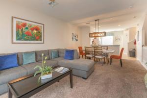 een woonkamer met een bank en een tafel bij Vista Cay Luxury 3 bedroom Townhouse (#3105) in Orlando