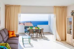 - un salon avec vue sur l'océan dans l'établissement Esmeralda. Lovely and new apartment right by the ocean!, à Callao Salvaje