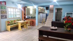 帕罗卡TRIPLEX NA PONTA DO PAPAGAIO的客厅兼厨房，配有沙发和桌子。