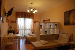 VitiniaにあるB&B Colline verdiのリビングルーム(ベッド2台、テーブル付)