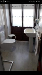 łazienka z toaletą i umywalką w obiekcie Hotel El Pescador w mieście Tazones