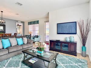 un soggiorno con divano e tavolo di Vista Cay Luxury 4 bedroom condo (#3099) a Orlando