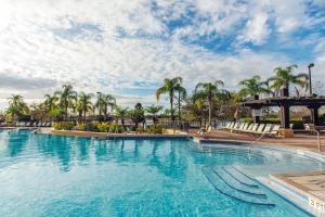 einen Pool in einem Resort mit Palmen in der Unterkunft Vista Cay Luxury 4 bedroom condo (#3099) in Orlando