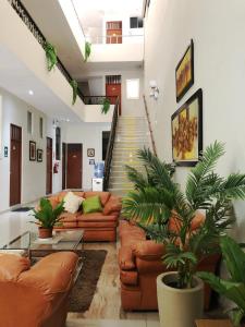una sala de estar con sofás de cuero y una escalera en Estancia Real en Piura
