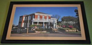ein Bild eines Hauses in einem Bilderrahmen in der Unterkunft Bazsinsky House in Vicksburg