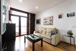 uma sala de estar com um sofá e uma mesa em Aurora Beach Apartment em Las Palmas de Gran Canárias