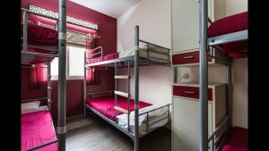 Krevet ili kreveti na sprat u jedinici u okviru objekta Joey's Hostel Delhi - 20 mins from Railway Station