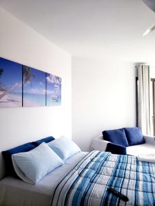 1 dormitorio con 2 camas y un cuadro en la pared en Aldeia dos reis - Condado - Mangaratiba - Loft 405 bl 3, en Mangaratiba