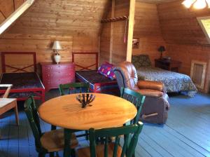 een kamer met een tafel en een bed in een hut bij Domaine Montauban in Saint Fortunat