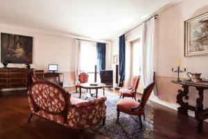 salon z krzesłami i stołem w obiekcie La Gare B&B Fiera w mieście Magenta