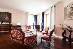 a living room with chairs and a table at La Gare in Magenta