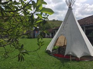 a teepee tent sitting on the grass in a yard at Ginebra Glamping in Ginebra