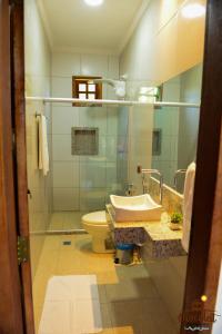 un baño con lavabo e inodoro en Chocolat Barra Beach, en Maraú