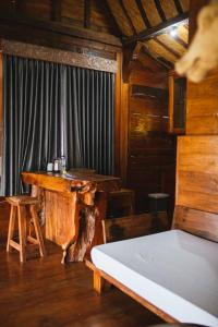 فيلا بالي غونغ في سوكاواتي: غرفة بسرير ومكتب وطاولة