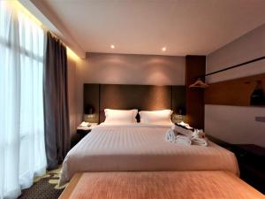 Postel nebo postele na pokoji v ubytování King Park Hotel Kota Kinabalu