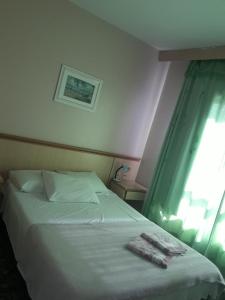 uma cama com duas toalhas num quarto em Apartamentos no Lexus Beira Mar em Florianópolis