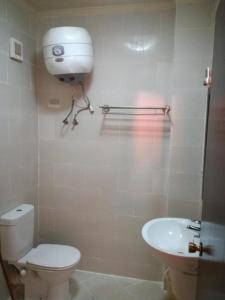 ein Badezimmer mit Toilette und Waschbecken in der Unterkunft بورتو جولف مارينا جلوبال- للعائلات فقط in El-Alamein