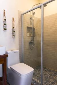 un bagno con wc e doccia di Talisay Boutique Hotel a El Nido