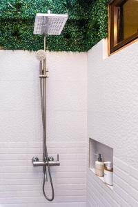bagno con doccia e soffitto verde di Talisay Boutique Hotel a El Nido