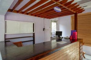Телевизор и/или развлекательный центр в RedDoorz near Goa Jatijajar 2