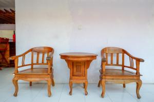 2 Stühle, ein Tisch, ein Tisch und Stühle in der Unterkunft RedDoorz near Goa Jatijajar 2 in Kebumen